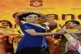 Cindi Pratiwi Handayani Husain menerima Mahkota Puteri Pariwisata Indonesia Provinsi Gorontalo 2013 di Kota Gorontalo, Sabtu (25/5). Cindi yang berprofesi sebagai Polwan itu berhasil mengungguli 16 peserta lainnya dan akan tampil pada pemilihan Puteri pariwisata Indonesia tingkat Nasional. ANTARA FOTO/Adiwinata Solihin/ss/Spt/13