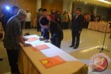 Penandatanganan berita acara pelantikan tiga anggota KPU kabupaten pergantian antar waktu (PAW) usai pelantikan di Hotel Laura Kabupaten Nunukan Kalimantan Utara, Kamis (30/5). Mereka yang baru dilantik adalah Abu Sammang anggota KPU Kutim, Asbullah dan Heriansyah anggota KPU Tanah Tidung. (M Rusman/ANTARA)