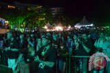 Ribuan penonton yang memadati hari pertama lokasi Borneo Jazz Festival 2013 di Miri, Sarawak, Jumat malam. (Teguh Imam Wibowo).