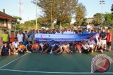 Tim tenis Pemkab Kukar dan Total E&P Indonesie (TEPI) berfoto bersama sebelum pertandingan persahabatan kedua tim di Balikpapan, Sabtu (4/5).