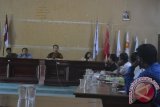 Pertemuan anggota KPU Nunukan Kalimantan Utara dengan pengurus 12 partai politik di wilayah itu membahas hasil perbaikan berkas bakal calon anggota legislatif di Kantor KPU Nunukan, Kamis (30/5). (M Rusman/ANTARA)