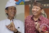 Foto kolase calon Gubernur, Made Mangku Pastika (kiri) dan A.A Ngurah Puspayoga (kanan) menunjukkan tinta di jarinya seusai menggunakan hak pilihnya di Denpasar, Rabu (15/5). Foto Antara/Nyoman Budhiana-Dayu Riyanti/nym/2013.