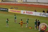 Martapura, 22/5 - MEMPROTES WASIT - Sejumlah pemain Mitra Kukar memprotes keputusan wasit memberikan tendangan bebas bagi Barito Putra menyusul  pelanggaran terhadap Okto Maniani. Tendangan bebas  melengkung yang dilakukan Okto menghasilkan gol ketiga bagi Barito yang menyudahi pertandingan hari itu dengan kemenangan 5-1 (3-0).(Foto Antara/Rizki Hakim/A)