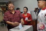 Calon Gubernur nomor urut 1, A.A Ngurah Puspayoga bersama Nyonya Bintang Puspayoga memasukkan surat suara saat menggunakan hak pilihnya di Denpasar, Rabu (15/5). Foto Antara/Dayu Riyanti/nym/2013.