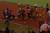 Martapura, 21/5 - RAYAKAN GOL - Penyerang pengganti Barito Putra Yongki Aribowo
memberikan tanda "LOVE" ke arah tribun penonton Stadion Demang Lehman Martapura usai membobol gawang Mitra Kukar yang dikawal Syamsidar, sehingga membuat skor menjadi 4-0 untuk tuan rumah.(Foto Antara/Rizki Hakim/A)