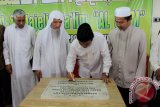 Barabai, 11/5 - MASJID AL-UMM - Bupati HST, H. Harun Nurasid, meresmikan Masjid Al- Umm di desa Banua Binjai, Kecamata Barabai, Kamis (9/5) didampingi pengurus Yayasan Al-Umm.Dengan adanya masjid baru tersebut diharapkan dapat meningkatkan silaturrahmi dan sebagai wadah pembinaan iman untuk membangun umat yang ada di Kota Apam tersebut. (Foto Antara/fathur/humas/B)