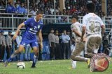 Penyerang Persiba Moustapha El Kassa dijaga ketat pemain Persisam Putra Samarinda. Persiba Balikppan ditahan imbang tamunya Persisam 1-1 dalam pertandingan lanjutan Indonesian Super League (ISL) di Balikpapan, Selasa (21/5). (Novi Abdi/ANTARA)