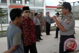 Wakil Bupati Penajam Paser Utara (PPU) Mustaqim MZ bersama Kapolres PPU AKBP Sugeng Utomo berdialog dengan pengawas Agen Penjual Minyak dan Solar (APMS) Petung saat melakukan sidak, Kamis (16/5).