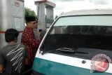 Wakil Bupati Penajam Paser Utara (PPU) Mustaqim MZ berdialog dengan salah seorang sopir angkutan umum saat melakukan sidak bersama Kapolres AKBP Sugeng Utomo ke Stasiun Pengisian Bahan Bakar Umum (SPBU) Penajam, Kamis (16/5).
