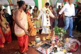Kedua mempelai didampingi pihak keluarga mengelilingi api pada prosesi pernikahan Suku Tamil, di Medan, Sumut, Kamis (23/5). Pernikahan suku Tamil dilaksanakan dengan prosesi mengikat tali tanda pernikahan dan mengalungkan bunga. ANTARA FOTO/Irsan Mulyadi/nym/2013.