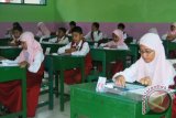 Sejumlah siswa SD Muhammadiyah I Kota Bontang serius mengerjakan soal Ujian Nasional (UN) 2013 tingkat sekolah dasar pada hari pertama, Senin (6/5). (M Ghofar/ANTARA)