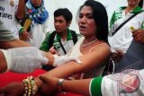 Tegal (Antara Bali) - Petugas mengambil sampel darah seorang waria saat pemeriksaan HIV/AIDS di Tegal, Jateng, Minggu (5/5). Sebanyak 40 waria seluruh pantura diperiksa darahnya oleh Dinas Kesehatan Tegal untuk mencegah penyebaran HIV/AIDS. FOTO ANTARA/Oky Lukmansyah/nym/2013.