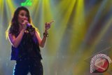 Penyanyi dangdut Ayu Ting Ting tampil di Stadion Pangeran Timoer, Caruban, Kab. Madiun, Jatim, Rabu (15/5) malam. Dalam penampilannnya tersebut, Ayu Ting Ting membawakan sejumlah lagu diantaranya Sik Asik, Alamat Palsu dan Single Happy. ANTARA FOTO/Fikri Yusuf