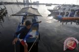 Seorang nelayan turun dari kapalnya seusai disandarkan di dermaga Muara Baru, Jakarta Utara, Selasa (7/5). Kementerian Energi dan Sumber Daya Mineral (ESDM) menyasar penggunaan bahan bakar gas (BBG) untuk kapal laut, sehingga dapat melakukan penghematan bahan bakar minyak (BBM) yang lebih besar. FOTO ANTARA/Zabur Karuru/ss/nz/13