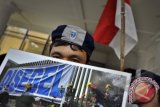 Solidaritas Korban Pelanggaran Kebebasan Beragama dan Berkeyakinan melakukan aksi damai di Kantor Dewan Pertimbangan Presiden (Wantimpres), Jakarta, Jumat (10/5). Perwakilan kelompok yang menjadi target gerakan intoleransi, seperti jemaat Ahmadiyah, Gereja Kristen Indonesia (GKI) Yasmin, Gereja Huria Kristen Batak Protestan (HKBP) Filadelfia dan kelompok Syiah mendesak Presiden Yudhoyono agar memperjuangkan kebebasan beribadah dan melaksanakan keyakinan. FOTO ANTARA/Yudhi Mahatma