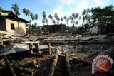 Rumah milik warga ludes dibakar massa setelah terjadi bentrok antara warga Dusun 4 Pesaku dengan Dusun Deasi Sidondo di Sigi, Sulawesi Tengah, Senin (20/5). Bentrok tersebut selain 24 unit rumah dan tiga unit motor terbakar, juga mengakibatkan puluhan warga terluka terkena senjata tradisional berupa dumdum, panah, ketapel, parang dan senapan angin. ANTARA FOTO/Zainuddin MN/nym/2013.