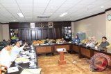 Ketua Komisi IV DPRd Kaltim Ahmad Abdullah (berkopiah), memimpin rapat kerja dengan Dinas Pendidikan Kaltim, Dinas Sosial Kaltim, mahasiswa dan BEM Unmul soal beasiswa Kaltim Cemerlang. (Humas DPRD Kaltim)