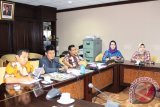 Ketua Komisi IV DPRd Kaltim Ahmad Abdullah (berkopiah), memimpin rapat kerja dengan Dinas Pendidikan Kaltim, Dinas Sosial Kaltim, mahasiswa dan BEM Unmul soal beasiswa Kaltim Cemerlang. (Humas DPRD Kaltim)