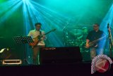 Saksoponist Tots Tolentino, menyaksikan aksi rekannya, Eugene Pao, gitaris asal Hong Kong, saat tampil di malam terakhir Borneo Jazz Festival 2013 di Miri, Sarawak. (Teguh Imam Wibowo) 