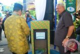 Gubernur Kaltim Awang Faroek Ishak dan Ketua DPRD Kaltim Mukmin Faisyal mewakafkan sejumlah buku kepada Badan Perpustakaan Kaltim usai pembukaan pameran buku dengan tema "Pesta Kalimantan Timur Sejuta Buku" di halaman Badan Perpustakaan Provinsi Kaltim di Samarinda, guna memperingati Hari Perpustakaan Nasional ke-33. (M Ghofar/ANTARA)