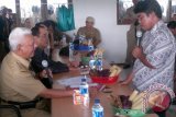 Gubernur Kalimantan Timur Awang Faroek Ishak didampingi Wakil Ketua DPRd Kaltim HM Mukmin Faisyal saat melakukan dialog dengan para petani Kabupaten Penajam Paser Utara (PPU), dalam rangkaian kunjungan kerja ke wilayah selatan, Rabu (29/5), untuk menyerahkan sejumlah bantuan pemprov kepada para petani. (Bagus Purwa/ANTARA Kaltim)


