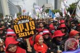 JAKARTA (Antara Babel)- Massa gabungan dari berbagai elemen buruh melakukan long march di kawasan Protokol MH. Thamrin Jakarta, Rabu (1/5). Peringatan Hari Buruh Internasional yang diikuti ribuan buruh tersebut menuntut pemerintah untuk meningkatkan kesejahteraan buruh serta menjalankan program jaminan sosial. FOTO ANTARA/Wahyu Putro A/Koz/Spt/13.