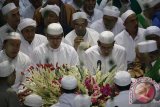 Martapura, 13/5 - HAUL GURU SEKUMPUL - Dua Putera Almarhum KH Muhammad Zaini Abdul Ghani (Guru Sekumpul) Muhammad Amin Badali dan Ahmad Hafi Badali menghadiri haul ke 8 sang ayah di Mushala Arraudah Komplek Sekumpul, Minggu (12/5) malam. Seperti tahun sebelumnya haul tersebut dihadiri puluhan ribu jamaah peria dan wanita yang datang dari berbagai daerah di Indonesia termasuk dari luar negeri.(Foto Antara/humas/hasan zainuddin/C) 