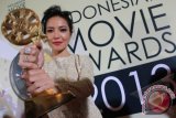 Aktris yang juga model Imelda Therinne menerima piala layar emas Indonesian Movie Award 2013 kategori Pemeran Utama Wanita Terbaik pada malam puncak Indonesian Movie Award 2013 di, Jakarta, Senin, (27/5). Imelda Therinne berhasil mendapatkan predikat pemeran wanita terbaik hasil penjurian Indonesian Movie Award 2013 dalam perannyadi film "Belenggu". ANTARA FOTO/Teresia May