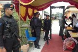 Pintu masuk ke kantor KPU Kabupaten Penajam Paser Utara (PPU) dijaga anggota Brimob Polda Kaltim dan dipasangi dipasang metal detector untuk pemeriksaan tamu undangan rapat pleno KPU PPU dengan agenda rekapitulasi hasil perhitungan suara serta penetapan pasangan Calon Bupati dan Wakil Bupati PPU periode 2013-2018. (Bagus Purwa/ANTARA Kaltim)