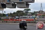 Pengendara motor melintasi proyek pembangunan jalan layang tol Bogor Ring Road (BORR) seksi II A di perempatan lampu merah, jalan KS. Tubun, Bogor, Jabar, Kamis (30/5). Pembangunan Tol BORR Seksi II A yang telah berjalan hampir 40 persen ini menggunakan teknologi balance antilevel yakni pembangunan konstruksi jalan layang dilakukan dari atas tiang, bukan di bawah seperti pembangunan jalan tol pada umumnya dan cara ini baru populer diterapkan di Taiwan, Singapura, dan Eropa. ANTARA FOTO/Arif Firmansyah/ed/nz/13