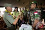 Dirut Pertamina Karen Agustiawan (kedua kiri) bersama Kasad Jenderal TNI Pramono Edhie Wibowo (kiri) meninjau pengobatan gratis dalam gelar bakti sosial di Desa Lubuk Sabu, Kecamatan Sekayam, Kabupaten Sanggau, Kalimantan Barat, Sabtu (18/5). PT Pertamina bekerjasama dengan TNI AD melaksanakan bakti sosial di daerah perbatasan negara berupa peresmian pos kesehatan, penyerahan mobil ambulans 4x4, serta pemeriksaan kesehatan gratis untuk 1000 warga di sekitar lokasi Kabupaten Sanggau. ANTARA FOTO/Rosa Panggabean
