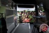 Dirut Pertamina Karen Agustiawan (kanan) bersama Kasad Jenderal TNI Pramono Edhie Wibowo (kiri) melihat isi mobil ambulans dalam gelar bakti sosial di Desa Lubuk Sabu, Kecamatan Sekayam, Kabupaten Sanggau, Kalimantan Barat, Sabtu (18/5). PT Pertamina bekerjasama dengan TNI AD melaksanakan bakti sosial di daerah perbatasan negara berupa peresmian pos kesehatan, penyerahan mobil ambulans 4x4, serta pemeriksaan kesehatan gratis untuk 1000 warga di sekitar lokasi Kabupaten Sanggau. ANTARA FOTO/Rosa Panggabean