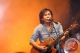 Penyanyi dan musisi Ari Lasso tampil menghibur penggemarnya di Medan, Sumut, Minggu (19/5) malam. Konser gratis yang digelar sebuah perusahaan makanan tersebut, Ari Lasso menyayikan 10 tembang andalannya. ANTARA FOTO/Septianda Perdana