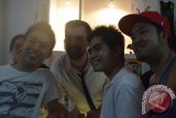 Felix F Falk, dari Mo'Blow, band asal Jerman, berfoto bersama penggemarnya usai tampil di Borneo Jazz Festival 2013, Miri, Sarawak, Sabtu malam. (Teguh Imam Wibowo)