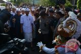 Singaraja (Antara Bali) - Tokoh Partai Demokrat, Jero Wacik dan Roy Suryo saat hadir sebagai juru kampanye calon gubernur Pastika-Sudikerta dalam kampanye di Gedung Kesenian Singaraja, Bali, Kamis (2/5). Masa kampanye akan berlangsung hingga 11 Mei 2013. FOTO ANTARA/Angga Bayu/nym/2013.