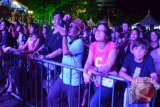 Antusiasme penonton saat melihat The Nylons beraksi di panggung Borneo Jazz Festival 2013 di CityPark Everly Hotel, Miri, Sarawak. (Teguh Imam Wibowo)