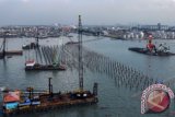 Suasana pemasangan tiang pancang untuk pembangunan terminal petikemas Kalibaru, di perairan timur Pelabuhan Tanjung Priok, Jakarta, Selasa (28/5). Terminal petikemas ini direncanakan akan beroperasi pada November 2014 dan diharapkan mampu menambah kapasitas daya tampung arus bongkar muat petikemas di pelabuhan terbesar di Indonesia. ANTARA FOTO/Hermanus Prihatna/adt/2013