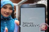 Model menunjukan Samsung Galaxy S4 ketika peluncurannya di Jakarta, Kamis (2/5). Samsung Galaxy S4 dilengkapi dengan kamera belakang 13 megapiksel dengan layar full HD Super Amoled untuk menampilkan gambar terbaik, layar besar 5 inci memiliki 441 dpi untuk kualitas gambar yang menakjubkan dan menggunakan sistem OS andorid 4.2 jelly bean. FOTO ANTARA/M Agung Rajasa/Koz/pd/13.