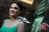 Bintang film Sandy Aulia saat ditemui menghadiri jumpa pers film "308" di kantor Soraya Pictures, Menteng, Jakarta, Rabu, (15/5). Dalam film yang di sutradarai Jose Poernomo dan di produserin oleh Hit Film Maker Studio bergenre thiller horor teresebut mengangkat cerita legenda Nyi Roro Kidul dan kamar 308 di salah satu hotel kawasan Pelabuhan Ratu, Jawa Barat yang akan rilis pada 5 Juni 2013. ANTARA FOTO/Teresia May
