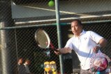 Wabup Kukar HM Ghufron Yusuf saat berusaha mengembalikan bola
dari tim tenis Total E&P Indonesie (TEPI), dalam pertandingan persahabatan di Balikpapan, Sabtu (4/5).
