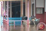Bencana banjir tak kunjung surut sejak sebulan terakhir di
Kecamatan Muara Kaman, Kabupaten Kutai Kartanegara (Kukar), Kalimantan Timur. Hingga kini pengungsi akibat banjir di Muara Kaman itu mencapai 111 kepala keluarga (KK) atau sekitar 473 jiwa. (Hayru Abdi/ANTARA Kaltim)