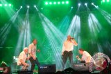 The Nylons, grup acapella asal Kanada, tampak atraktif saat tampil di malam pertama Borneo Jazz Festival 2013 di Miri, Sarawak, 10 - 11 Mei. (Teguh Imam Wibowo)