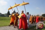 Ratusan umat Budha melakukan Pradaksina atau berdoa sambil berjalan mengelilingi Candi Sewu, Sleman, Sabtu (25/5). Upacara tersebut merupakan rangkaian acara perayaan Hari Raya Waisak 2557 BE/2013. ANTARA FOTO/Regina Safri