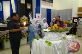 Tanjung, 22/6 - Perayaan hari ulang tahun Ikatan Bidan Indonesia ke-62 propinsi Kalsel diisi dengan pemotongan tumpeng, penguru IBI Pusat Fitriani didampingi Wakil Bupati Tabalong, Muchlis dan Kadis Kesehatan Tabalong, Syarifuddin Baseri. Dalam sambutannya Wabup Tabalong  mengingatkan  para bidan harus siap mengoptimalkan peran dan kiprahnya untuk turut mengambil bagian pembangunan kesehatan. Ã‚Â  HUT IBI propinsi Kalsel yang diikuti ribuan bidan dari seluruh kabupaten/kota ini juga menyelenggarakan seminar dengan nara sumber  dari pengurus IBI pusat dan dr Reno Hidayat SpA, dokter anak yang bertugas di Tabalong.Foto:Antara/Herlina Lasmianti