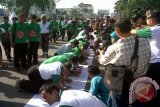 Ribuan peserta apel akbar antikorupsi yang dilakukan Pemkot Pontianak bekerja sama KPK diikuti oleh para pelajar SMP-SMA, tokoh masyarakat, agama dan seluruh PNS setempat menandatangani pernyataan antikorupsi pada kain putih sepanjang 58 meter, Kamis. (Foto Antara/Andilala)
