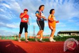 Sejumlah atlet veteran mengikuti pertandingan jalan cepat 5000 meter putri pada Kejuaraan Nasional Atletik Master di Stadion Sultan Syarief Abdurrahman, Pontianak, Kalbar, Minggu (9/6). Pertandingan jalan cepat 5000 meter putri yang diikuti puluhan atlet veteran internasional dan nasional berusia 45 tahun hingga 75 tahun tersebut, merupakan bagian dari Kejuaraan Nasional Atletik Master ke-5 tahun 2013. FOTO ANTARA/Jessica Helena Wuysang/13