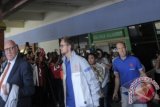 Pemain tim nasional Belanda Arjen Robben (kanan) tiba di Bandara Halim Perdanakusuma, Jakarta Timur, Rabu (5/6). Timnas Belanda akan melakukan pertandingan uji coba melawan Indonesia pada Jumat (7/6), di Stadion Utama Gelora Bung Karno. ANTARA FOTO/Zabur Karuru