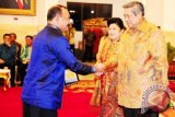 Presiden RI Susilo Bambang Yudhoyono saat menyerahkan Piala Adipura Kepada Bupati Penajam Paser Utara (PPU) H Andi Harahap SSos di Istana Negara, Jakarta, Senin (106). (Dok. Humas PPU)
