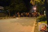 Puluhan mahasiswa memblokir jalan M Yamin pada unjuk rasa menolak kenaikan harga bahan bakar minyak yang berakhir bentrok di pintu masuk Kampus Universitas Mulawarman Samarinda, Jalan M. Yamin, Sabtu dinihari. (Amirullah/ANTARA)