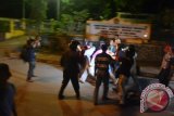 Seorang mahasiswa menjadi bulan-bulanan diamu massa saat unjuk rasa menolak kenaikan harga bahan bakar minyak yang berakhir bentrok di pintu masuk Kampus Universitas Mulawarman Samarinda, Jalan M. Yamin, Sabtu dinihari. (Amirullah/ANTARA)
